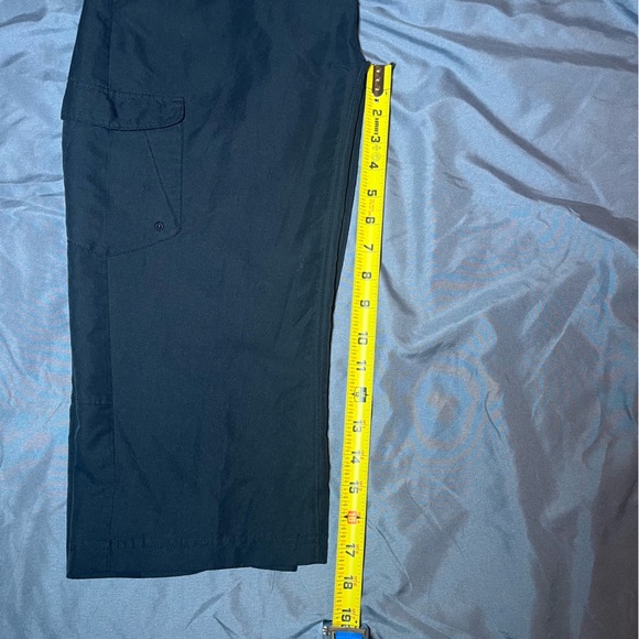 Columbia women’s sz 4 black capris, below knee length - Picture 12 of 13